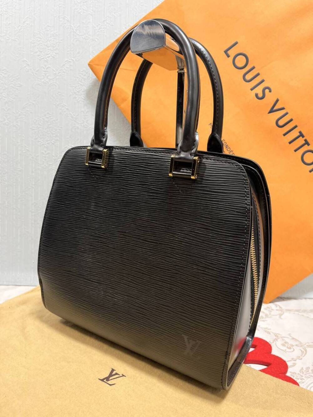 Louis Vuitton Pont Neuf Epi Black Noir Black Gold Handbag